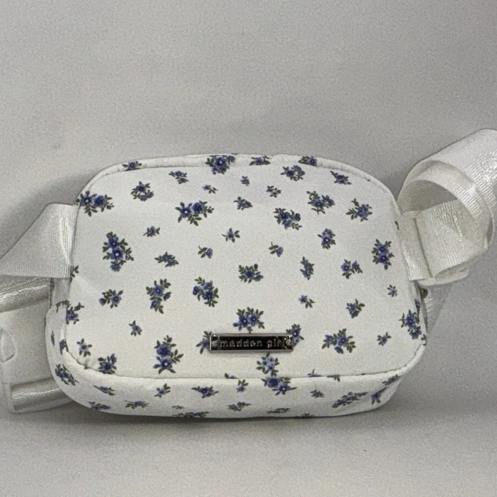 Madden girl Belt Bag Whit With Little Blue Flowers White Strap Grey Interior 8x6